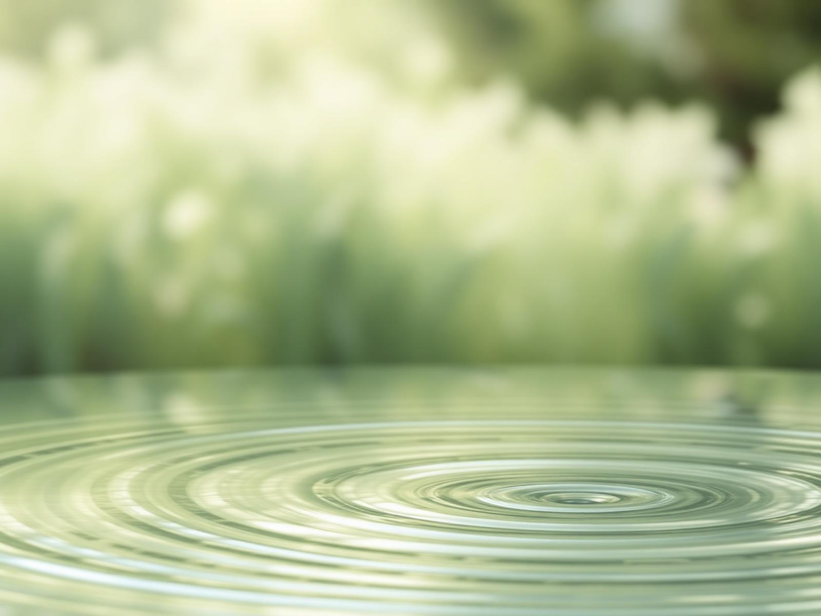 Ondas serenas sobre agua